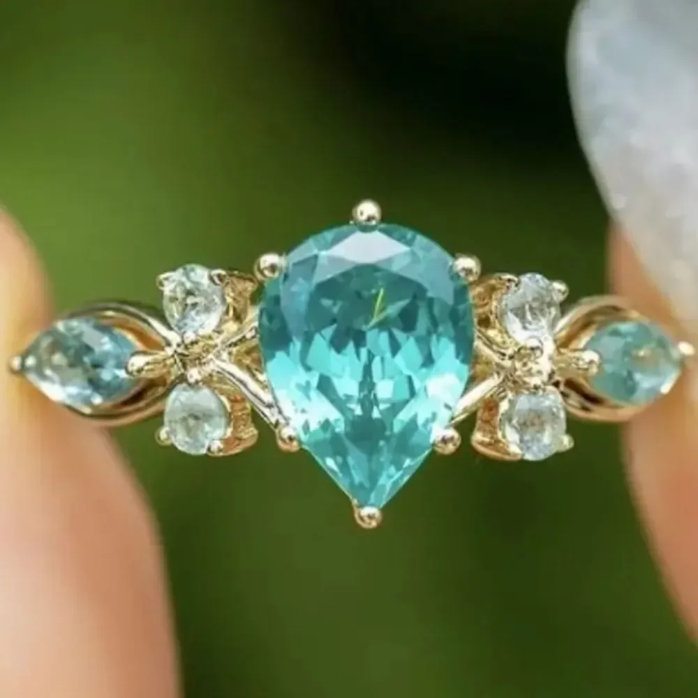Ladies Elegant Gold and Green Gemstone Ring Sz 6